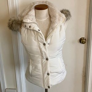 Aeropostale white puffer vest with faux fur trim